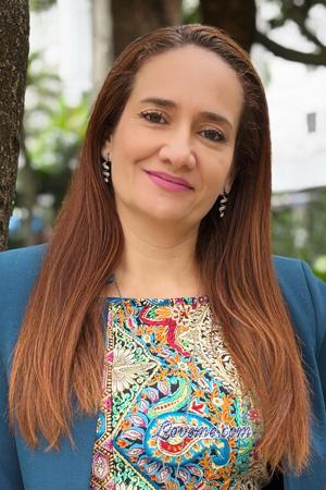 223210 - Yenny Leeftijd: 46 - Colombia