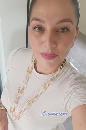 225118 - Evelyn Leeftijd: 39 - Costa Rica