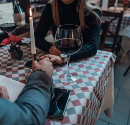 Een foto van een man en vrouw op een date