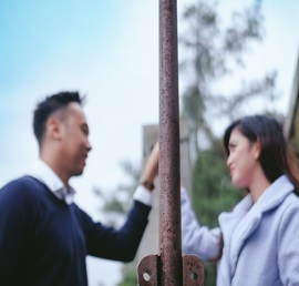 Een foto van een man en een vrouw die naar elkaar staren