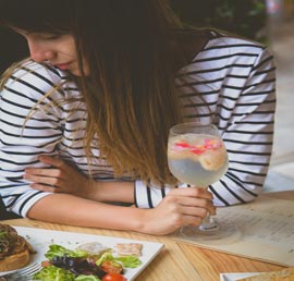 Een foto van een Colombiaanse vrouw die in een park zit