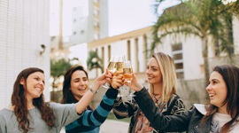  Een foto van vier mooie buitenlandse vrouwen die hun glazen champagne rammelen