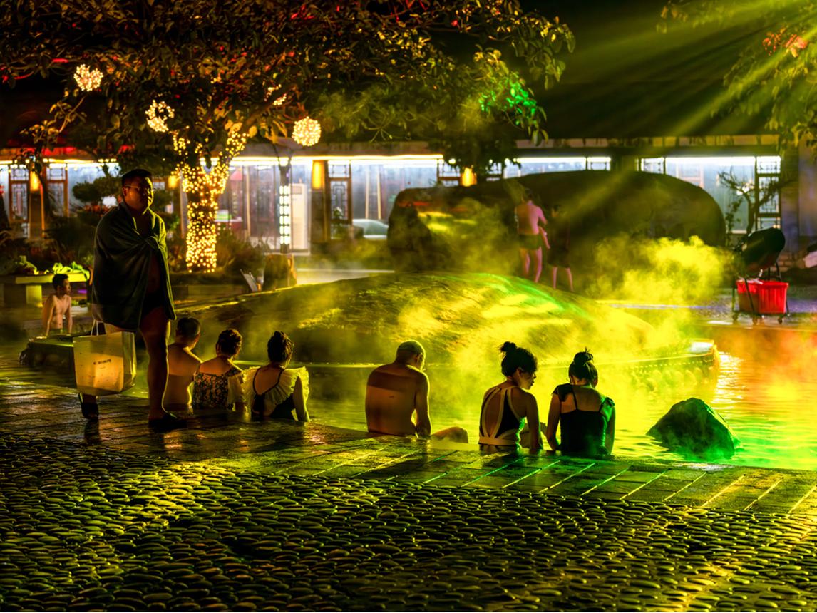 Warme avondsfeer en verlichting bij Ronghui Hot Springs in Chongqing