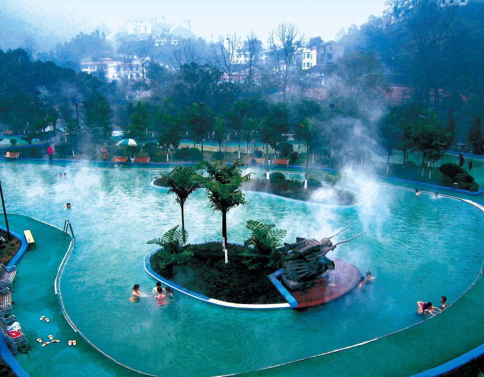 Mineraal warmwaterbad met stenen rand bij Ronghui Hot Springs