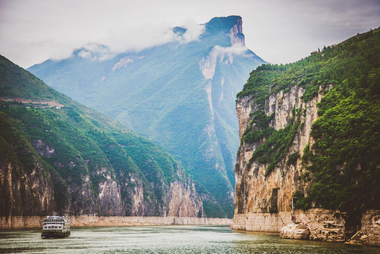 Schilderachtig rivierzicht op de Drie Kloven tijdens een Victoria-cruise over de Yangtze