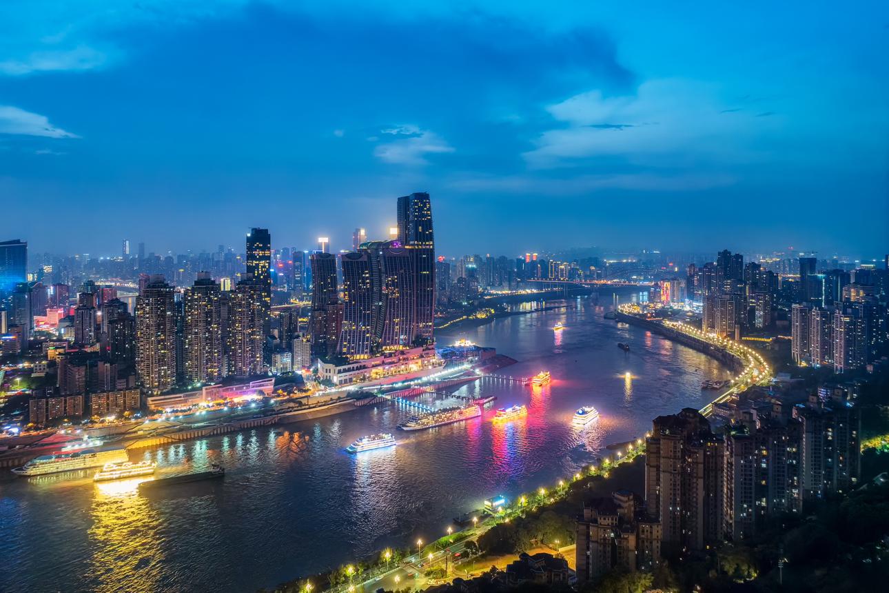 Victoria-cruiseschip op de Yangtze dat vanuit Chongqing door de Drie Kloven vaart