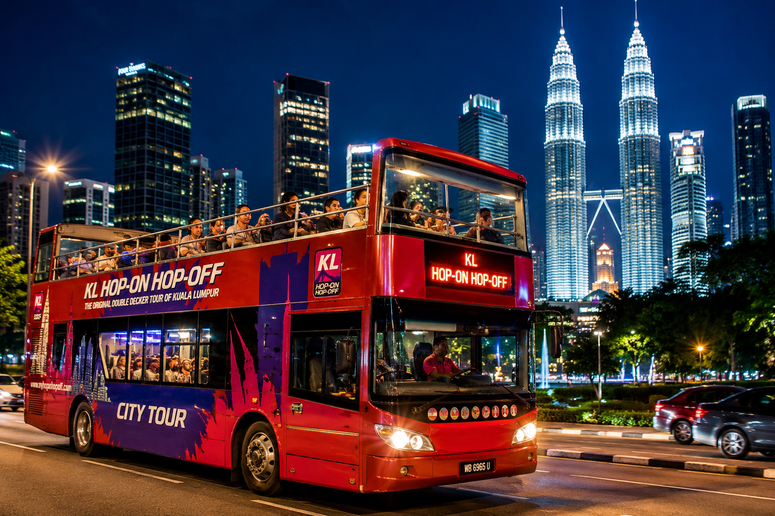 Dubbeldekkerbustour door Kuala Lumpur in de avond tijdens de Malaysia Singles Tour