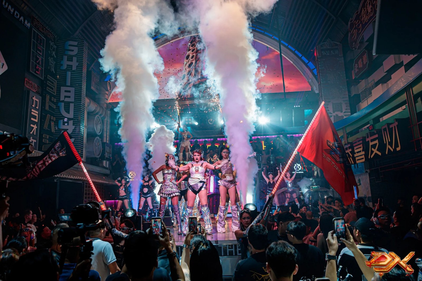 Neonverlichte lounge van nachtclub District K in Ho Chi Minh City