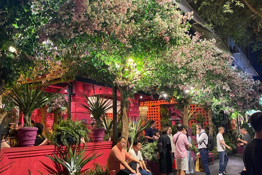 Avondingang van Nh&agrave; H&agrave;ng Ngon in District 1 van Ho Chi Minh City