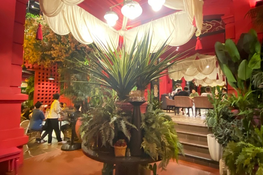 Met lantaarns verlichte eetruimte bij Nh&agrave; H&agrave;ng Ngon in Ho Chi Minh City