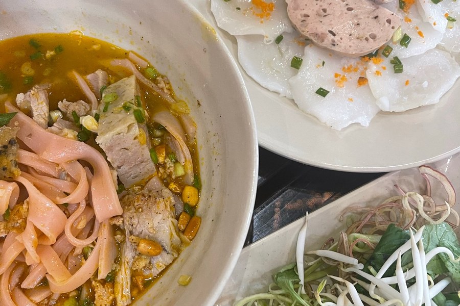 Vietnamese noedelgerechten bij Nh&agrave; H&agrave;ng Ngon in Saigon