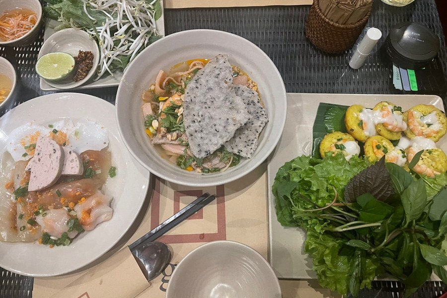 Vietnamese gerechten tijdens het welkomst diner bij Nh&agrave; H&agrave;ng Ngon