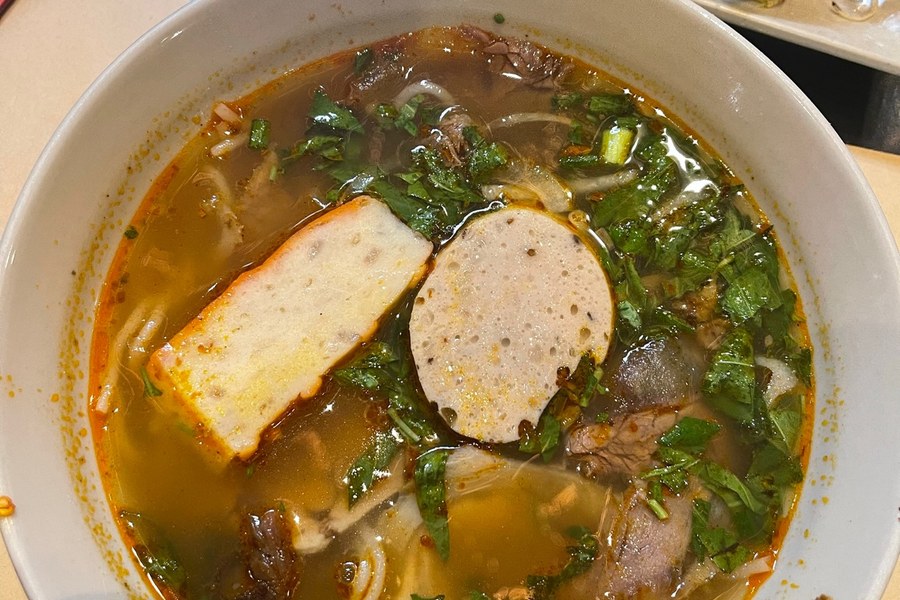 Vietnamees soepgerecht bij restaurant Nh&agrave; H&agrave;ng Ngon